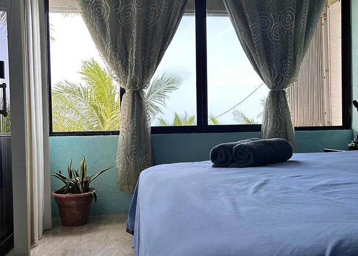 Front Beach Private Room With Shared Bathroom