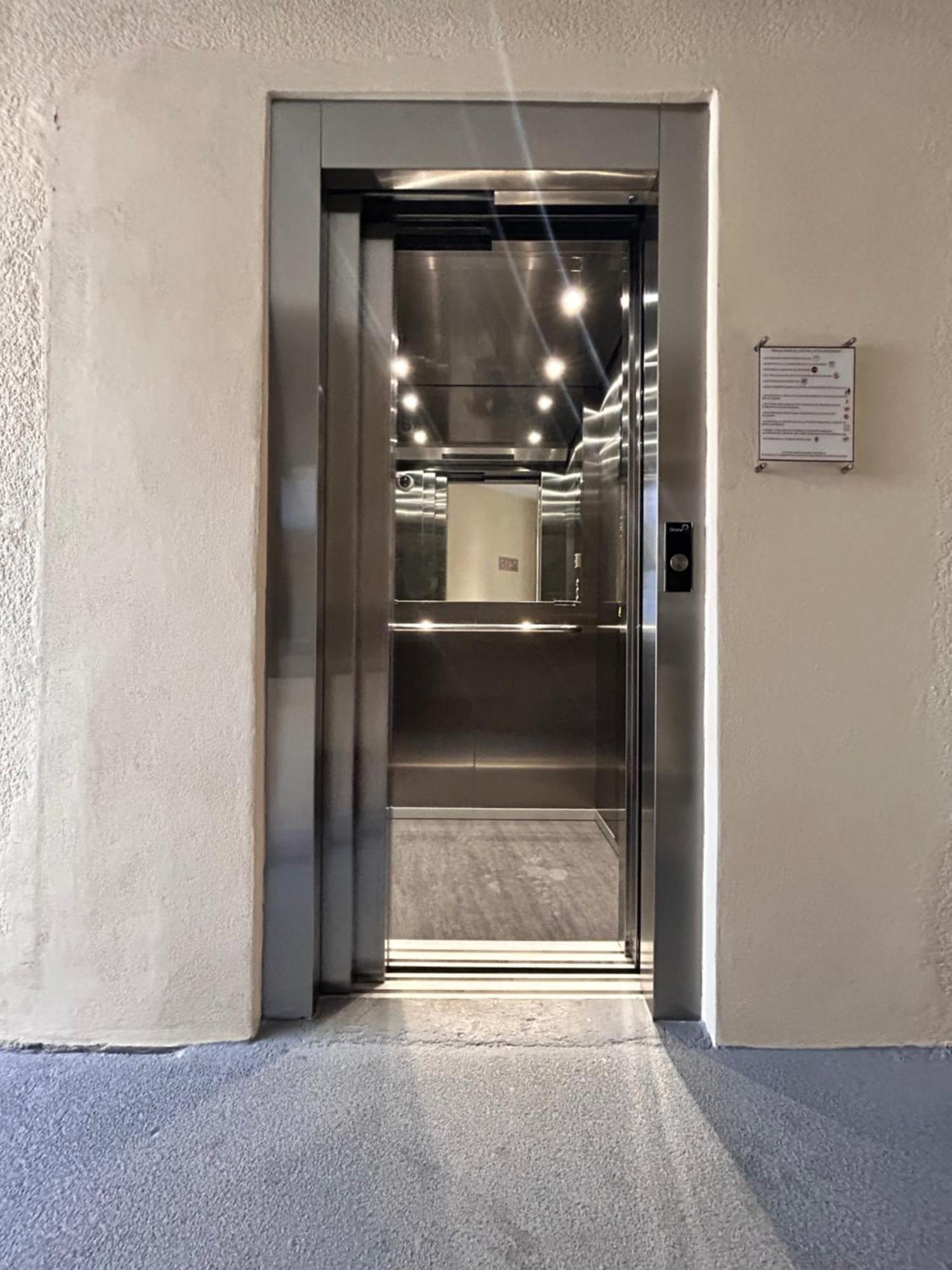 Apartment Front Private With Shared Bathroom