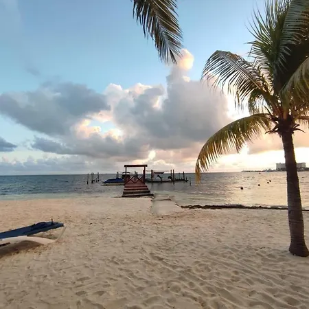 Front Beach Private Room With Shared Bathroom Cancún Exterior foto