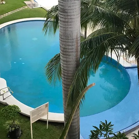 Front Beach Private Room With Shared Bathroom Cancún Exterior foto